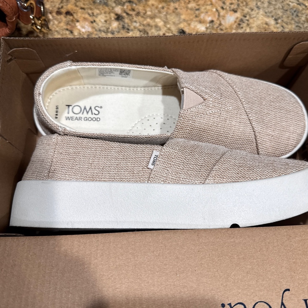 Tom’s Verona Slip On Natural Undyed, size 8.5.